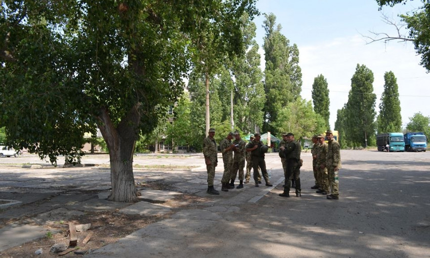 Жители Николаева обеспокоены: возле здания администрации Корабельного района огромное количество военных