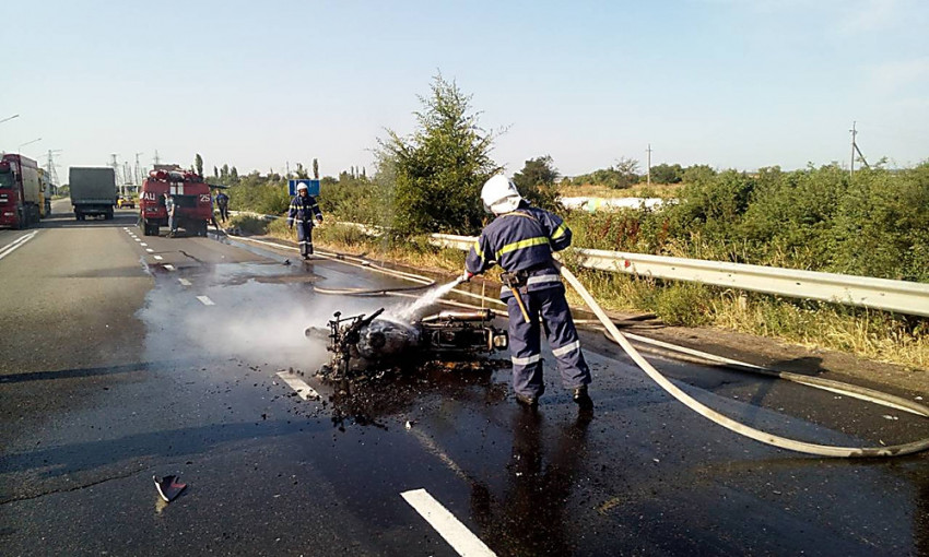 В Южноукраинске на трассе мотоцикл столкнулся с автомобилем и загорелся