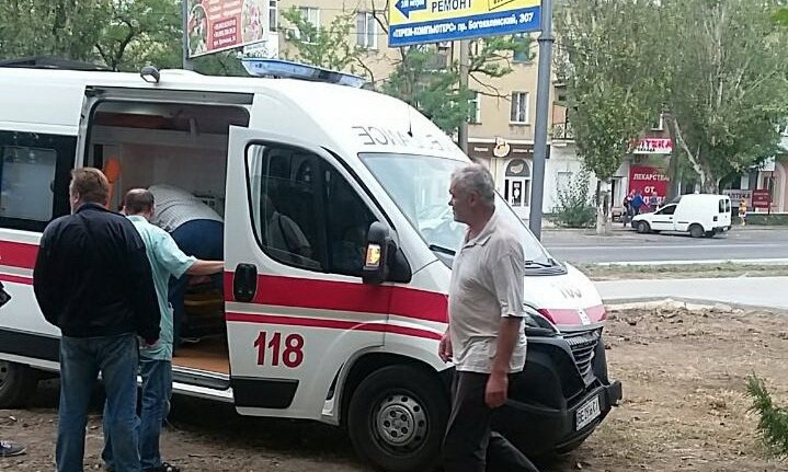 В Николаеве «скорая» с ребенком врезалась в Mitsubishi: пострадала пассажир легковушки
