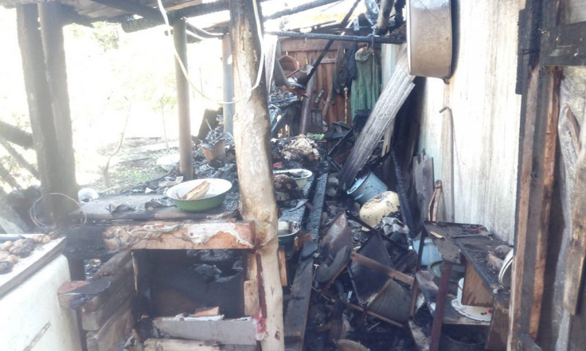 В Первомайске загорелась хозпостройка, спасатели не допустили возгорания жилого дома