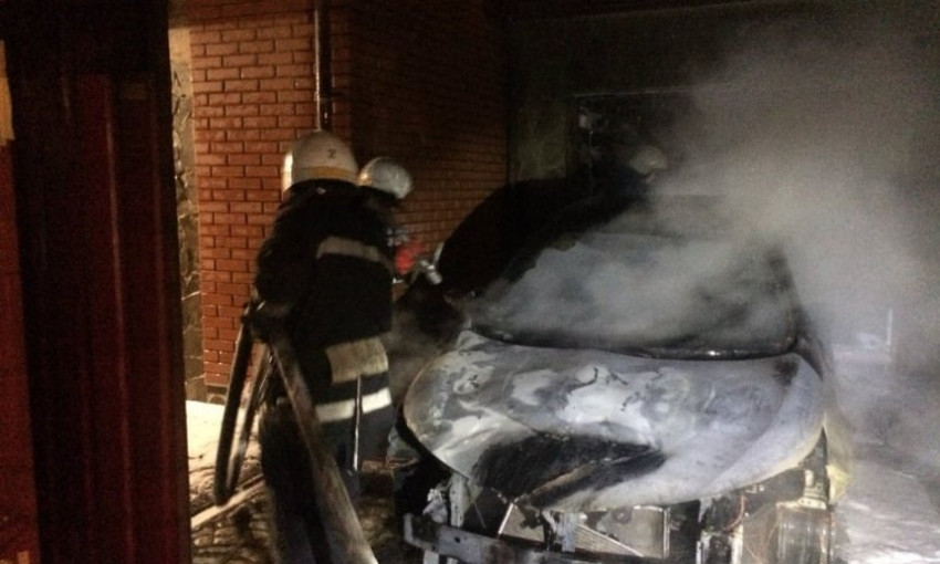 В Николаеве ночью по неизвестным причинам загорелась Toyota Camry