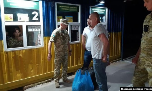 Капитан украинского рыболовецкого судна «ЯМК-0041» Виктор Новицкий вернулся из аннексированного Крыма на материковую часть Украины.
