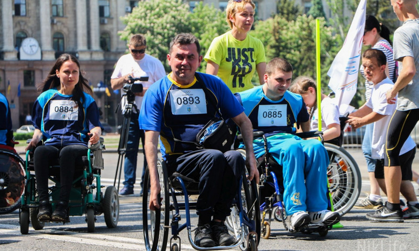 В Николаеве школьники, спортсмены с инвалидностью и полицейские пробежали эстафету Олимпийского дня