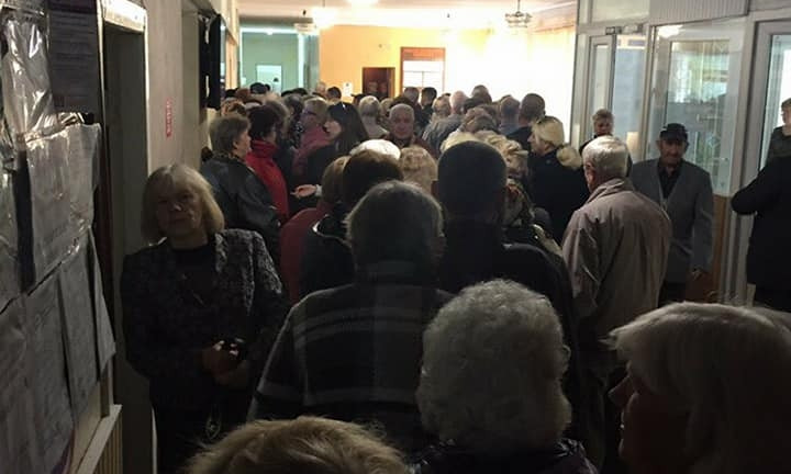 Жители Николаева недовольны медреформой: огромные очереди в поликлинику, пожилой женщине стало плохо