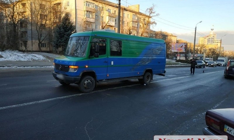 В Николаеве микроавтобус сбил военнослужащего 