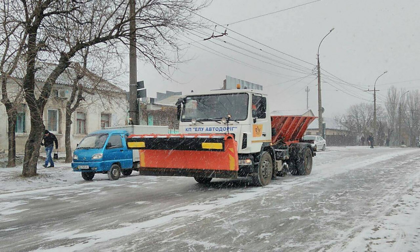 В мэрии Николаева просят убрать автомобили с обочин, чтобы не мешать снегоуборочной технике