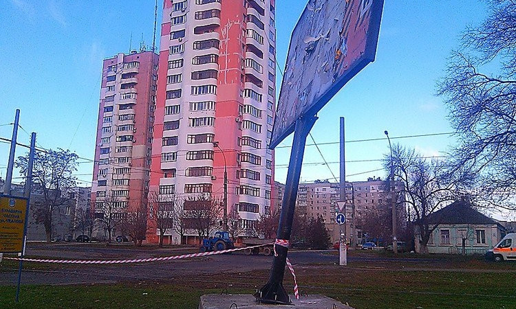 В Николаеве «вот-вот упадет» билборд