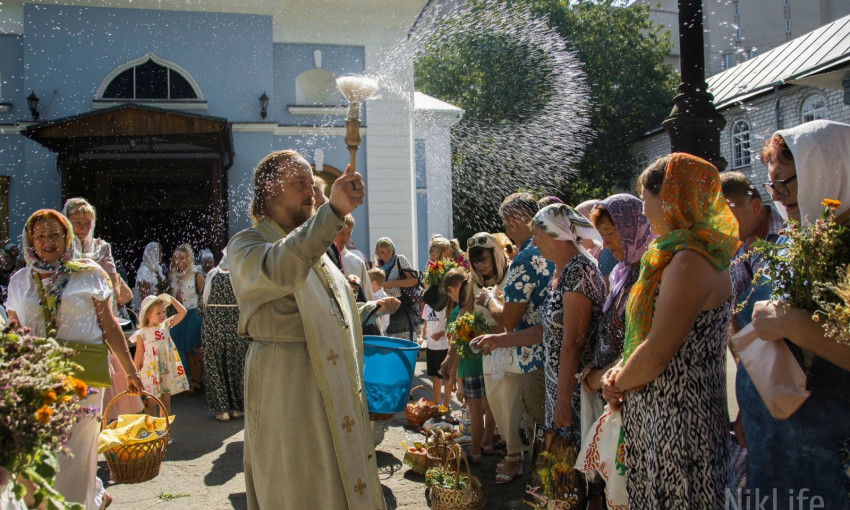 Сотни николаевцев принесли в храмы свои яблоки и виноград, чтобы попасть под кропила святых отцов