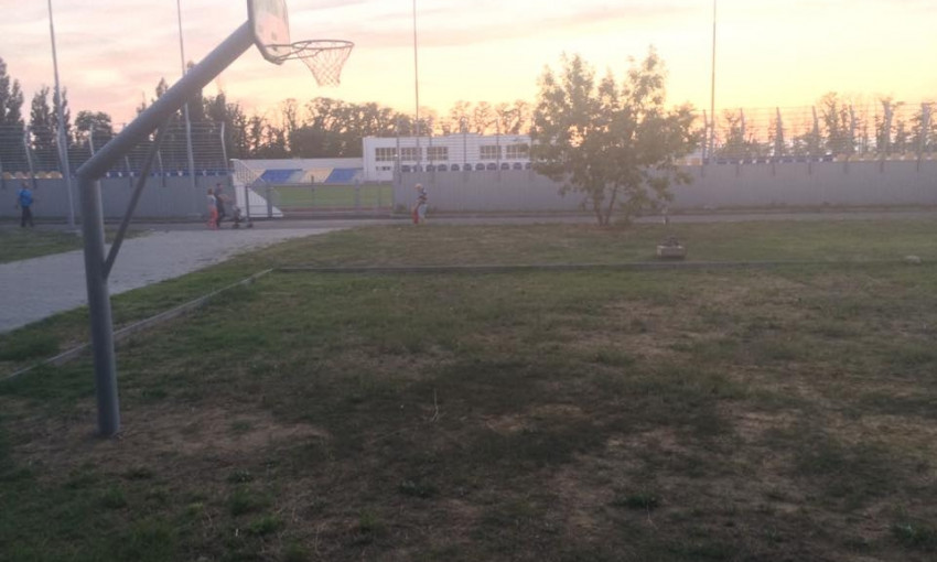 Губернатора Савченко попросили обратить внимание на баскетбольную площадку в спортгородке парка «Победа»
