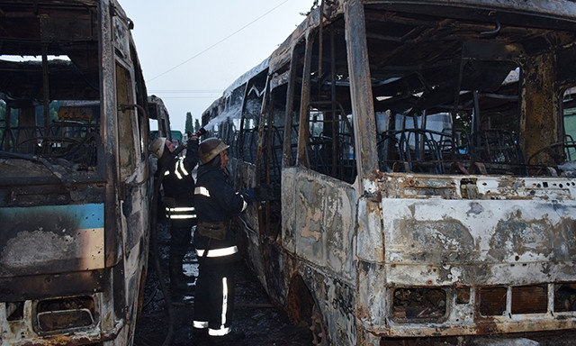 В Николаеве на автостоянке сгорели шесть микроавтобусов