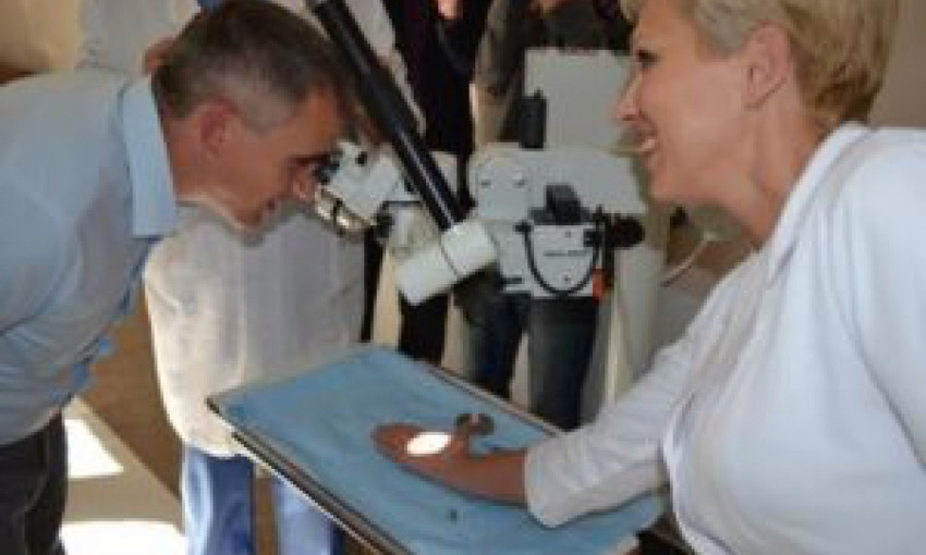 Николаевская городская больница №4 получила от народного депутата операционный микроскоп и 12 кроватей