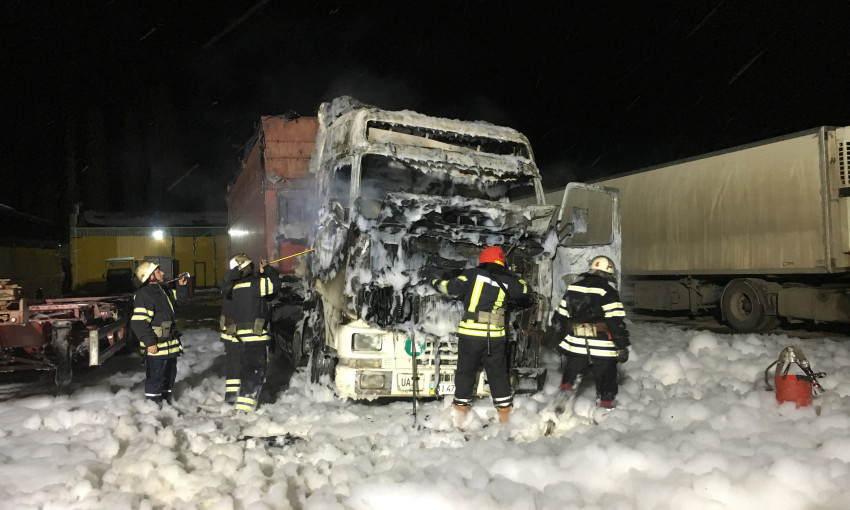 В Николаеве во время пожара грузового автомобиля Volvo погиб мужчина