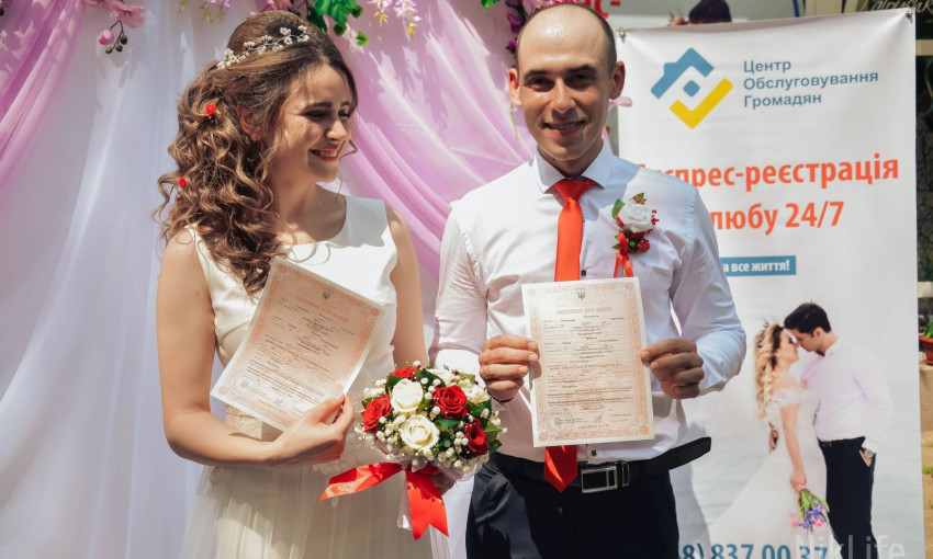 В Николаеве открылся центр, где можно «скрепить сердца» узами брака за час