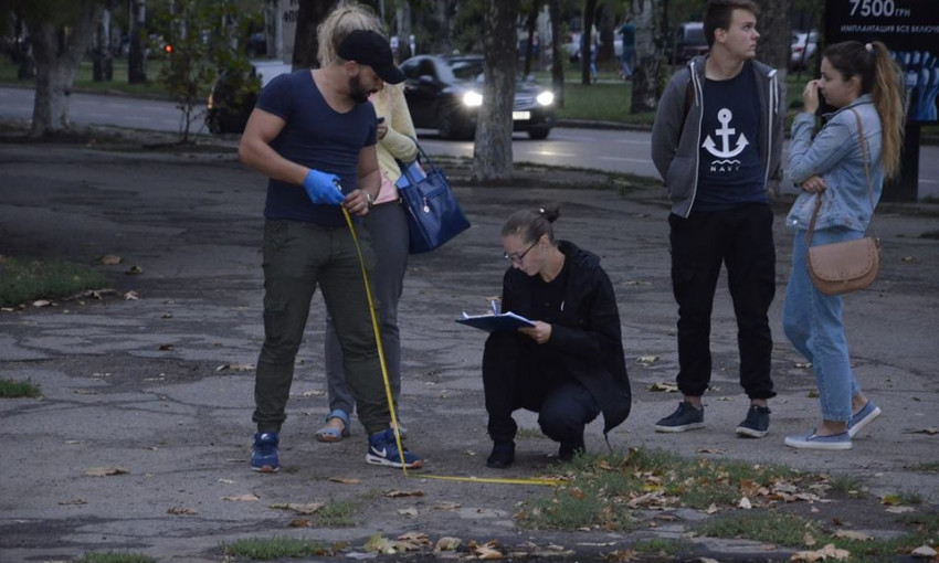 В центре Николаеве неизвестные в масках со стрельбой отобрали полмиллиона гривен
