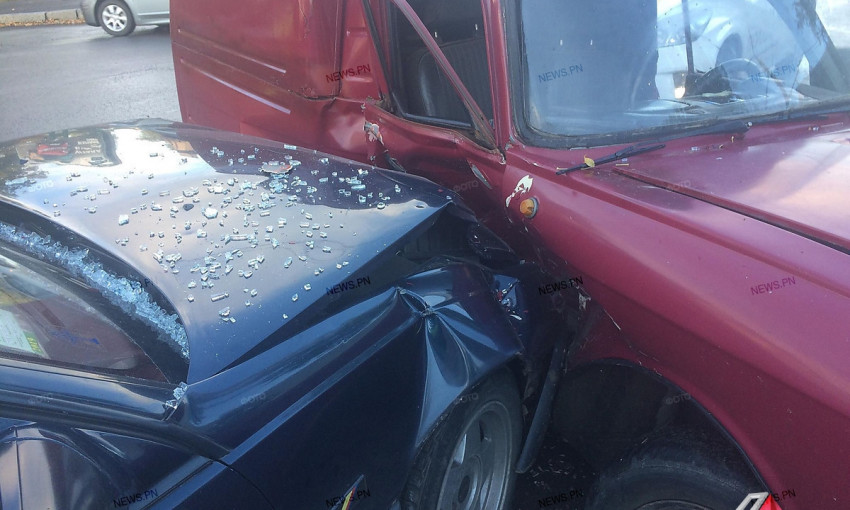 На Богоявленском проспекте из-за столкновения двух машин образовалась большая автомобильная пробка, есть пострадавшие