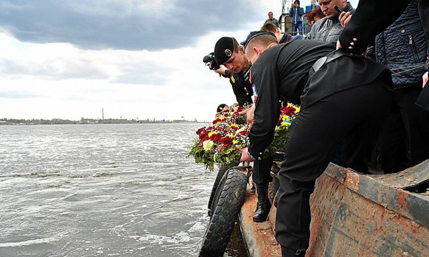В Николаеве морпехи спустили венки на воду в честь 73-й годовщины десанта Ольшанского