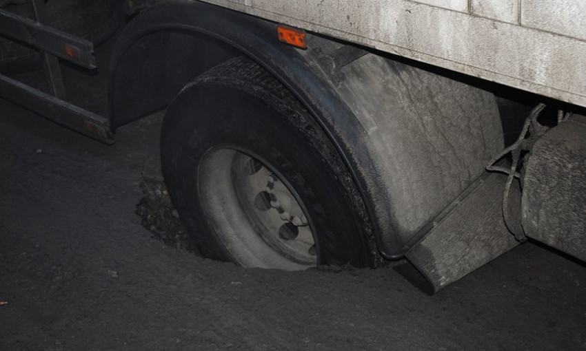 В Николаеве грузовик провалился в яму