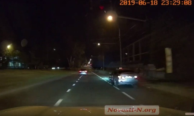 В центре Николаева водители такси и автомобиля BMW устроили гонки, пролетая на красный сигнал светофора
