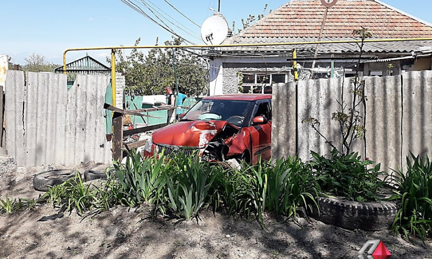 В Николаеве водителю стало плохо за рулем – автомобиль врезался в столб и въехал в палисадник