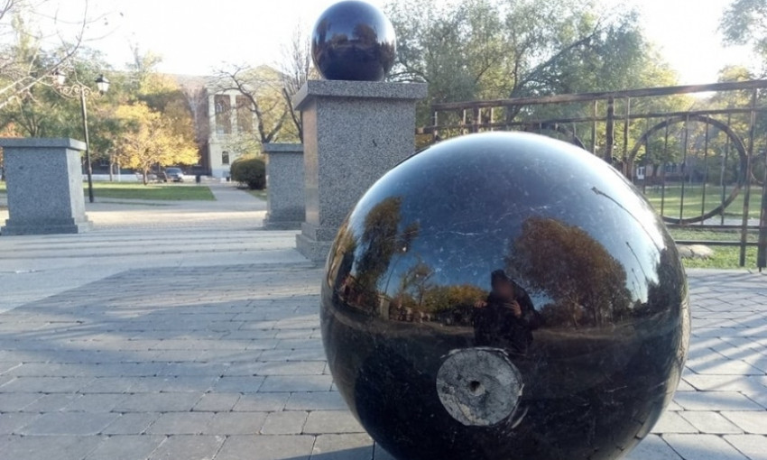 В сквере Николаева, «Сердце города», упал огромный гранитный шар
