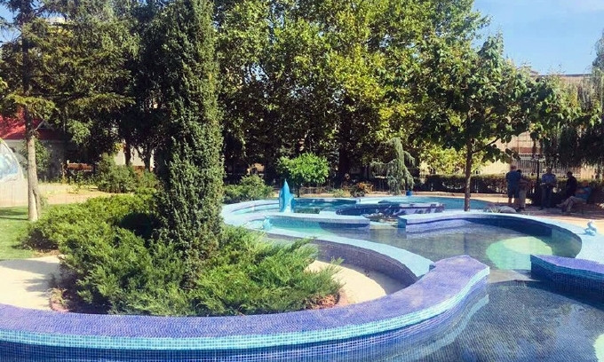 В детском городке «Сказка» открыли светящийся бассейн с фонтанчиками