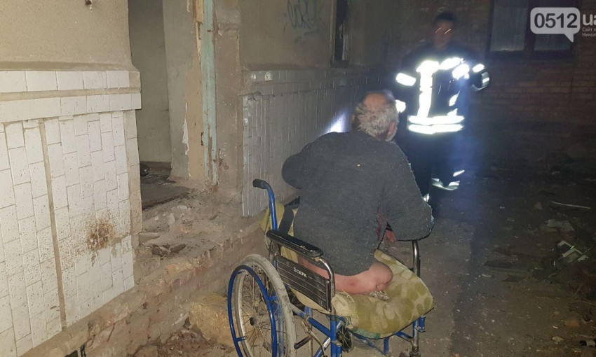 В подвале заброшенного дома произошел пожар, спасатели вынесли из огня бездомного на инвалидной коляске