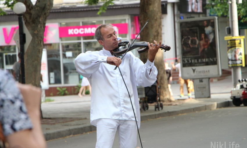 «Человек в белом»: уличный музыкант восхитил николаевцев игрой на скрипке