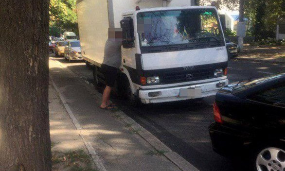 В Николаеве водитель пытался дать патрульным взятку 200 гривен: полицейские вызвали опергруппу