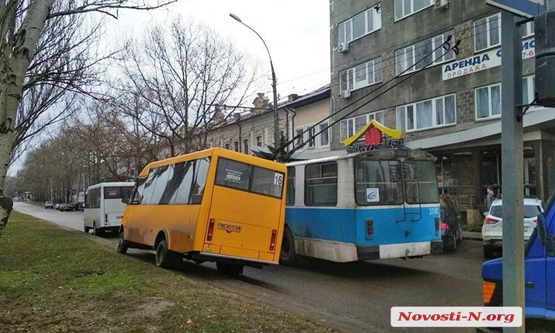 В центре Николаева троллейбус и маршрутка не поделили место на остановке