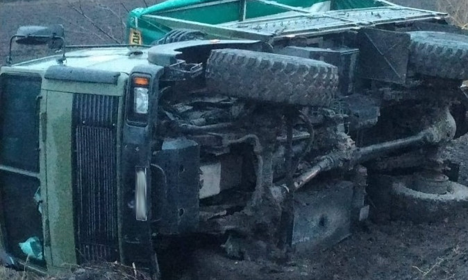 На Николаевщине перевернулся военный грузовик, два человека пострадало