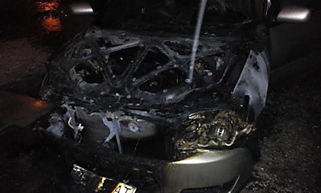 В Николаеве на стоянке подожгли автомобиль «Toyota Corolla» экс-офицера милиции