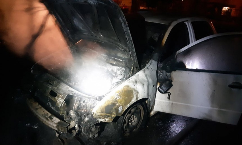 Ночью в Николаеве по неизвестной причине загорелся автомобиль