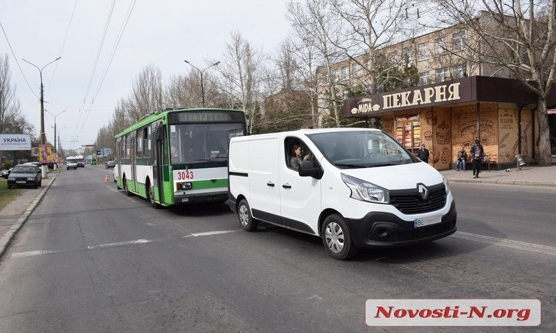 В Николаеве неисправный троллейбус столкнулся с микроавтобусом