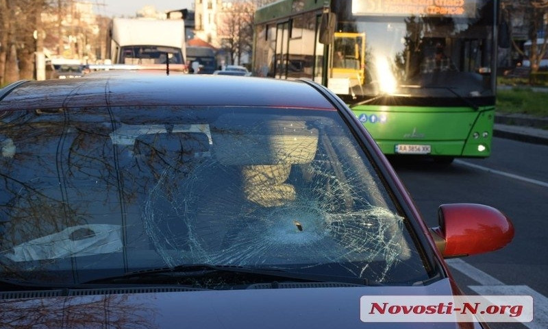 В центре Николаева женщина на Hyundai сбила пешехода на «зебре»