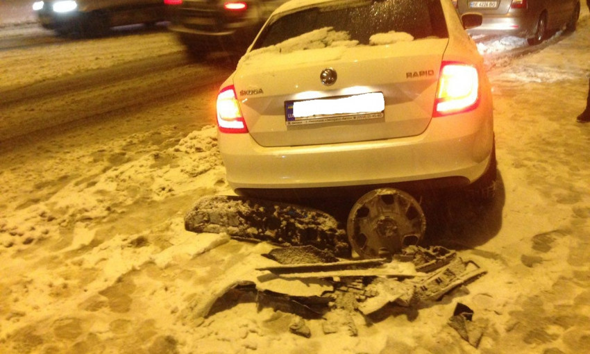 На Пушкинской на скользкой дороге автомобиль вылетел на встречную полосу и протаранил другую машину