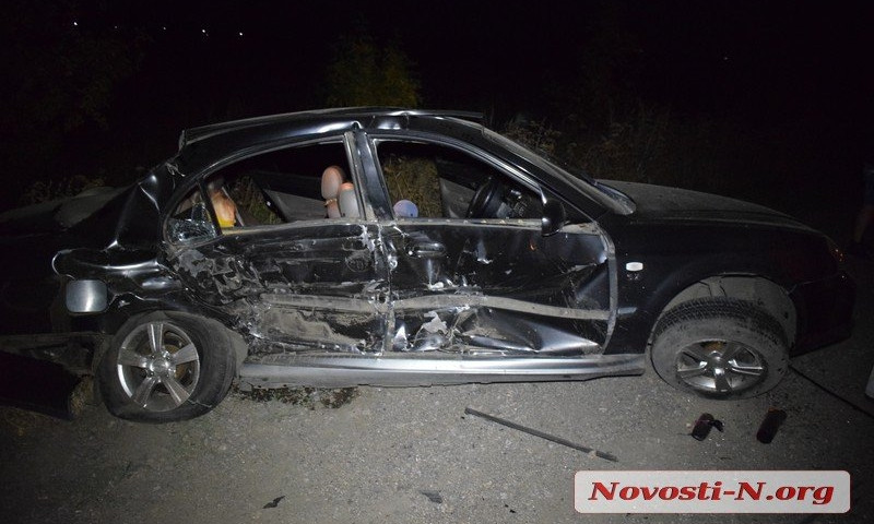 На трассе «Николаев-Одесса» столкнулись сразу три автомобиля, есть погибшие и пострадавшие
