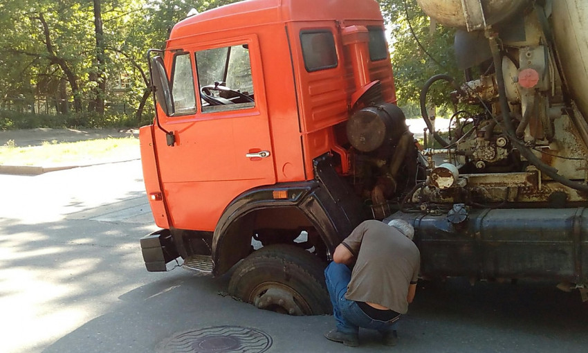 На Лесковой 50-тонный грузовик продавил асфальт, «Николаевводоканал» требует запретить проезд большегрузов на этой улице
