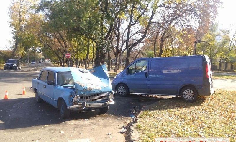 На Чкалова водитель микроавтобуса поспешил и не пропустил автомобиль