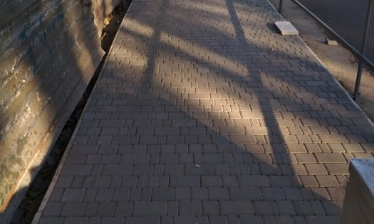 В центре Николаева вместо «убитого» временного деревянного тротуара положили плитку
