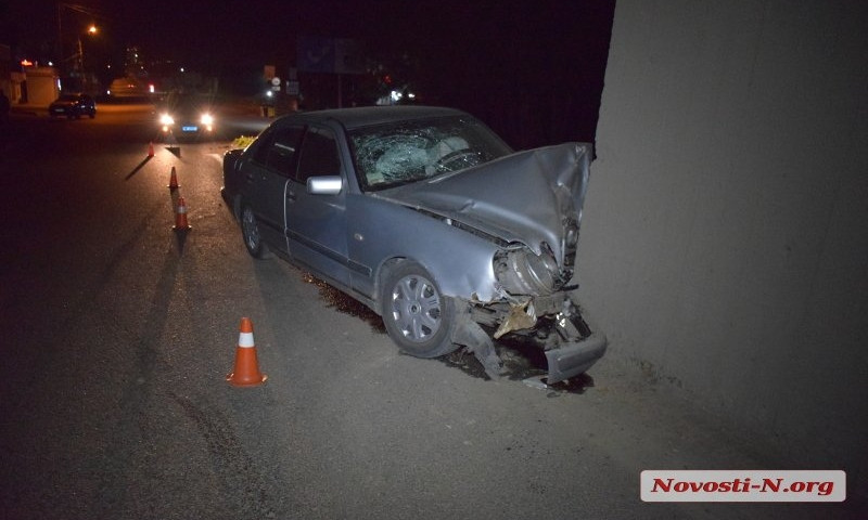 Авария на выезде из Николаева: автомобиль врезался в опору железнодорожного моста, есть пострадавшие