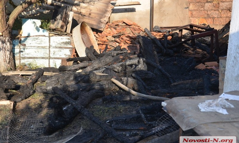 В Варваровке во дворе дома загорелись дрова: огонь перебросился на соседний гараж