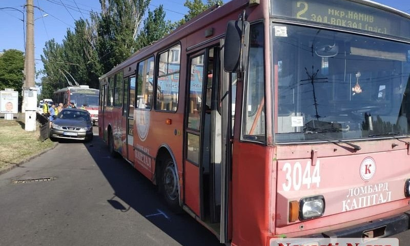 В центре Николаева столкнулись троллейбус и «Деу» – на проспекте пробка