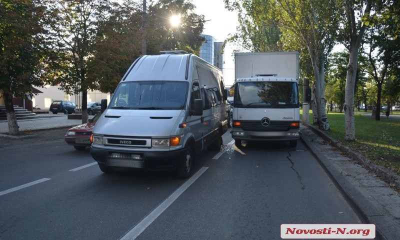 В центре Николаева водитель маршрутки решил «проучить» водителя «Мерса» - автомобили столкнулись