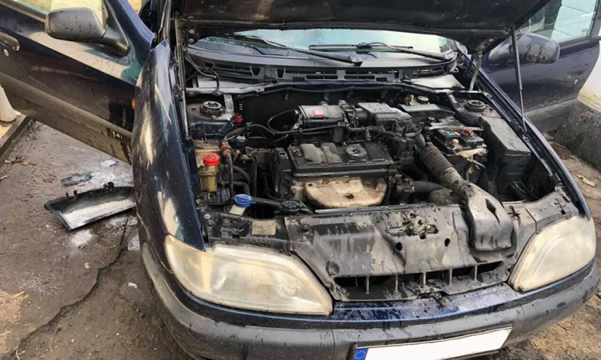 В Новой Одессе на территории частного домовладения загорелся автомобиль Sitroen Xsara