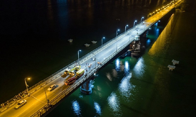 «Сразу видно, кому не спится»: николаевец с дрона заснял ночную разводку Варваровского моста