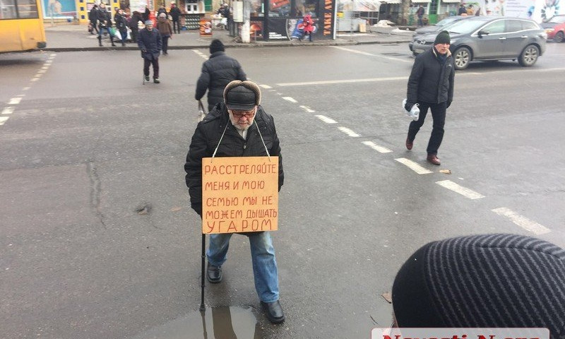 «Расстреляйте меня и мою семью»: в Николаеве на площади Победы пикетирует пенсионер