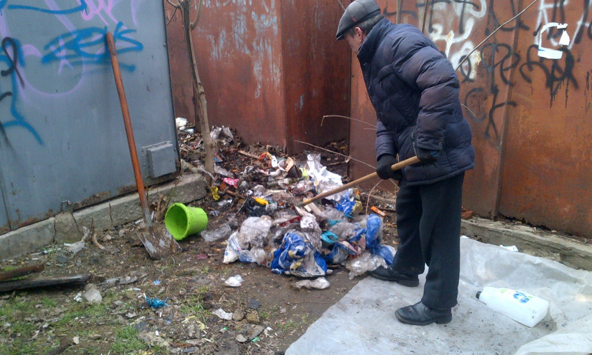 Безработные, находящиеся на учете в центре занятости, убрали мусор на улицах Николаева