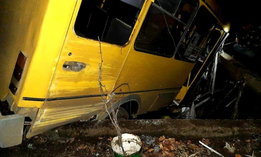В Николаевской области рейсовый микроавтобус с 15 пассажирами вылетел с дороги — двое пострадавших