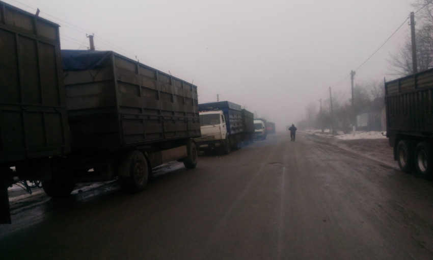 10-километровая пробка образовалась на трассе «Николаев - Кропивницкий», где второй день протестуют жители Воссиятского