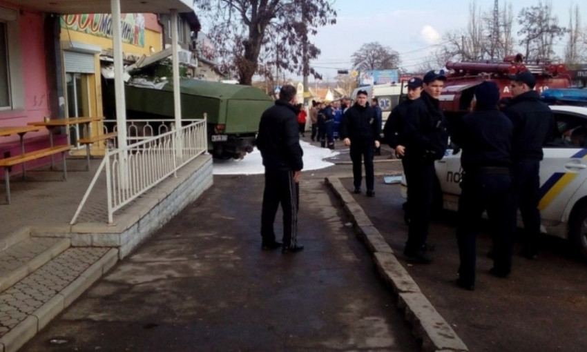 Видео: военный бензовоз протаранил магазин в Николаеве